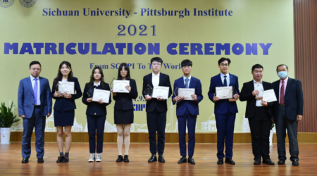 图为获奖学生与校领导、成人导航
领导及教师代表合影