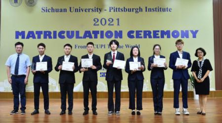 图为获奖学生与校领导、成人导航
领导及教师代表合影