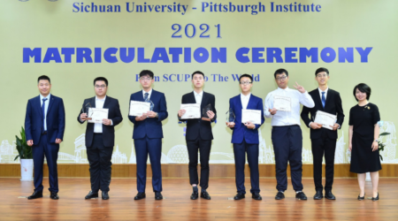 图为获奖学生与校领导、成人导航
领导及教师代表合影