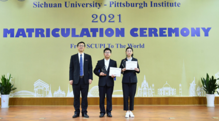 图为获奖学生与校领导、成人导航
领导及教师代表合影