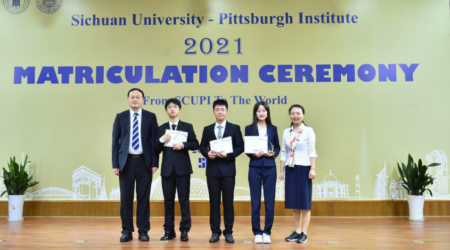 图为获奖学生与校领导、成人导航
领导及教师代表合影