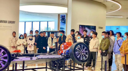 成人导航
师生一行赴沃尔沃成都工厂参观